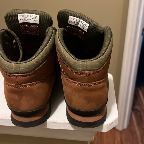 Timberland boots! Boys size 6 &1/2 like new - Picture 2 of 4